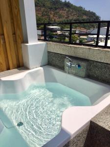 a bath tub with water pouring into it at San He Inn in Taimali
