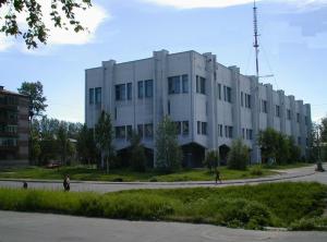 アルハンゲリスクにあるApartamenty na Loginova 4の道路脇の白い大きな建物