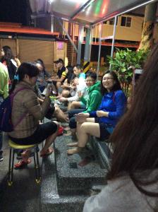 a group of people sitting in a room at San He Inn in Taimali