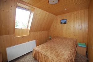 1 dormitorio con 1 cama en una habitación de madera en Zelena Dacha en Dragobrat
