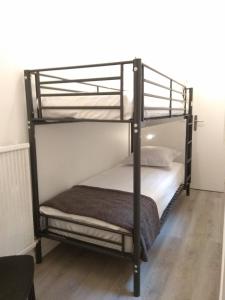 Poschodová posteľ alebo postele v izbe v ubytovaní Mercière Jacobins