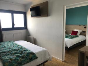 Postel nebo postele na pokoji v ubytování Hôtel Restaurant L'Escale d'en Arz