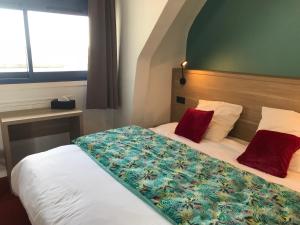 Postel nebo postele na pokoji v ubytování Hôtel Restaurant L'Escale d'en Arz