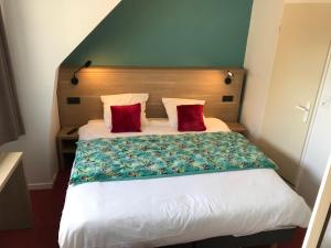 Postel nebo postele na pokoji v ubytování Hôtel Restaurant L'Escale d'en Arz