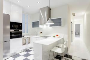 マドリードにあるAlcantara Apartment by Flatsweethomeの白いキッチン(白い家電製品付)