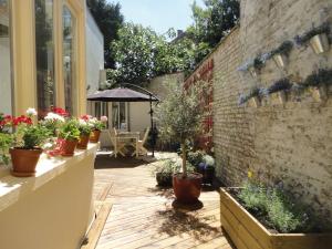 圖爾奈的住宿－Villa Tournesol，砖墙上种有盆栽植物的庭院