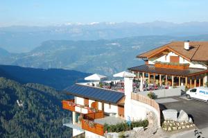 un edificio en la cima de una montaña con vistas en Hotel Gstatsch, en Alpe di Siusi