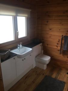 A bathroom at The Lakeside Lodge 