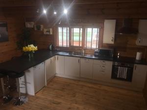 A kitchen or kitchenette at The Lakeside Lodge 