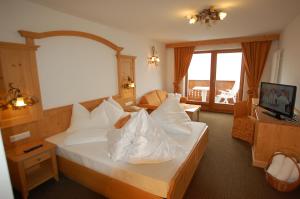 Postel nebo postele na pokoji v ubytování Hotel Gstatsch