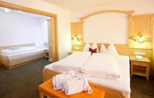 Postel nebo postele na pokoji v ubytování Hotel Gstatsch