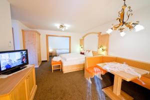 Postel nebo postele na pokoji v ubytování Hotel Gstatsch