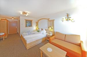 Postel nebo postele na pokoji v ubytování Hotel Gstatsch