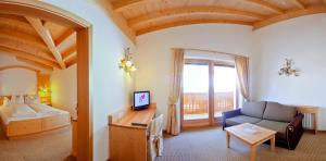 Postel nebo postele na pokoji v ubytování Hotel Gstatsch