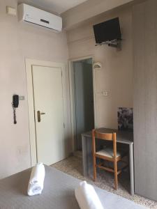 TV a/nebo společenská místnost v ubytování Hotel Britta + 36 fotografií