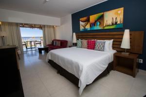 Postel nebo postele na pokoji v ubytování Grand Decameron Los Cabos, A Trademark All-Inclusive Resort