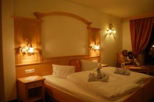 Postel nebo postele na pokoji v ubytování Hotel Gstatsch