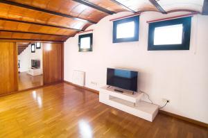 TV a/nebo společenská místnost v ubytování Galligants Apartment