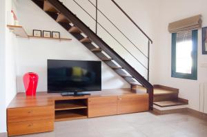 TV a/nebo společenská místnost v ubytování Galligants Apartment