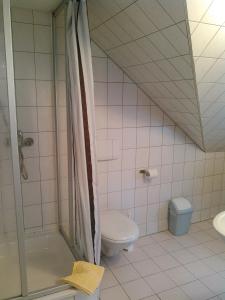 Ett badrum på Landhotel Possendorf