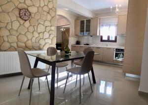 Kuchyň nebo kuchyňský kout v ubytování Amfithea House