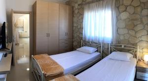 Postel nebo postele na pokoji v ubytování Amfithea House