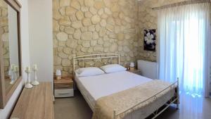Postel nebo postele na pokoji v ubytování Amfithea House