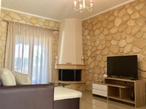TV a/nebo společenská místnost v ubytování Amfithea House