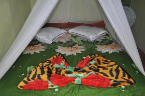 Postel nebo postele na pokoji v ubytování Fun Family Guest House n Jungle Tour