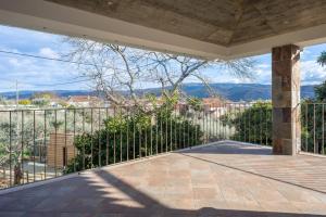 una veranda aperta con vista sulle montagne di Casa De Santo Antão - Turismo Rural a Padrões