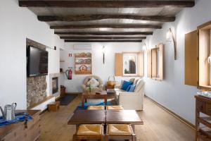 un soggiorno con un divano e un tavolo di Casa De Santo Antão - Turismo Rural a Padrões