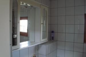 San-GiulianoにあるKallista 1の白いタイル張りの壁と鏡が備わるバスルーム