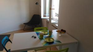 ベルガモにあるAntico Ducatoのテーブル、椅子、窓が備わる客室です。