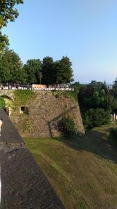 a group of people standing on top of a wall at Antico Ducato in Bergamo