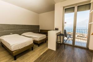 Campione Univela Rooms & Beds - Private Beach房間的床