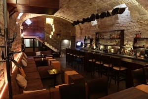 a restaurant with a bar and some tables and chairs at Hotel Deutsches Haus in Hammelburg