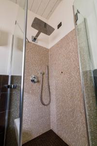 uma casa de banho com um chuveiro e uma porta de vidro em Dro Suite em Dro