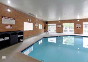 a large swimming pool in a large room at Comfort Inn Murray – Salt Lake City South in Murray