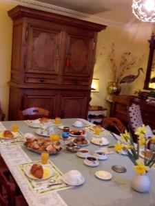 una mesa con comida y bebidas. en Ferme de Dauval, en Mandeville-en-Bessin