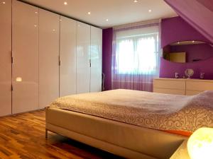 Gulta vai gultas numurā naktsmītnē Clean&Comfort Apartments Near Hannover Fairgrounds