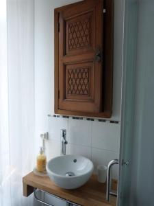 ナントにあるChambre d'hôtes La grotte de Voltaireのバスルーム(シンク、木製キャビネット付) +14枚の写真