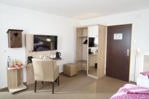 TV a/nebo společenská místnost v ubytování Hotel Edel Weiss