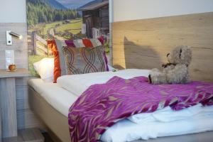 Postel nebo postele na pokoji v ubytování Hotel Edel Weiss + 37 fotografií