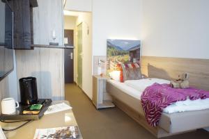 Postel nebo postele na pokoji v ubytování Hotel Edel Weiss