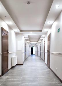 um corredor vazio num edifício de escritórios em M&A GUEST ROOMS em Lomza