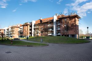 un grande edificio con un parco di fronte ad esso di Appartamento San Raffaele a Vimodrone