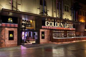 Una tienda de chicas doradas en una calle de la ciudad por la noche en Golden Gate Casino Hotel, en Las Vegas