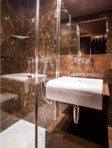 een badkamer met een wastafel en een douche bij Hotel Armoni Paris in Parijs