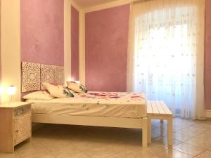 1 dormitorio con 1 cama, ventana y mesa en 15 Piazza Saint Bon, en La Spezia