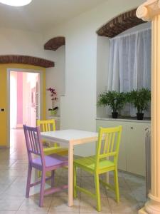 uma cozinha com uma mesa e quatro cadeiras em 15 Piazza Saint Bon em La Spezia